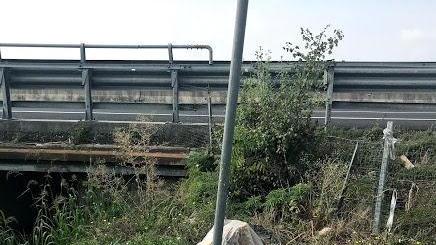 Una discarica dopo l’altra ai due lati dell’autostrada