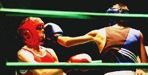 Due giovani si sfidano sul ring: la boxe ha molti appassionati; in alto il campione Gassani