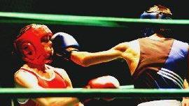 Due giovani si sfidano sul ring: la boxe ha molti appassionati; in alto il campione Gassani