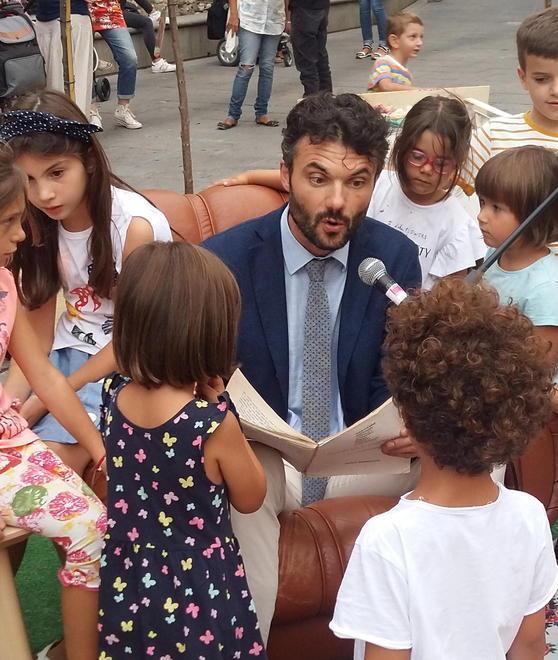 Il sindaco legge le favole alla “Piazza dei piccoli”