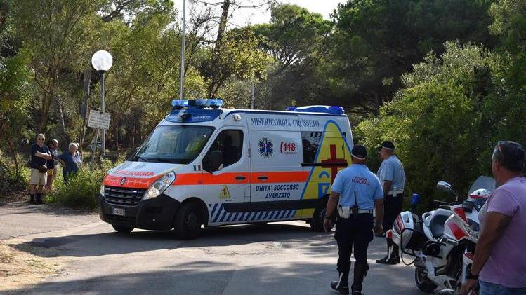 Colpito da un ramo Ferito vigile del fuoco