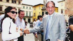 Roberto Cenni festeggiato al suo arrivo in Comune da nuovo sindaco