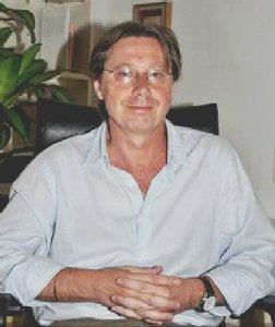 <strong>STEFANO BENEDETTI </strong>all’insediamento di ieri a Palazzo civico. A fianco l’abbraccio con Paolo Barabino nella piazza del Comune dopo l’esito del ballottaggio