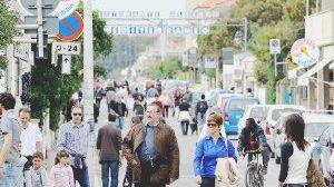 Gazebo e banchi sul viale a mare