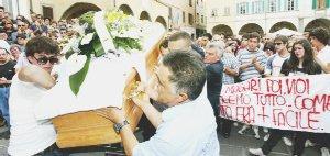 Tutta la città si ferma per Alessio