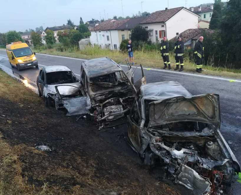Frontale e tamponamento tre auto a fuoco, quattro feriti 