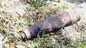A sinistra il proiettile trovato a Montepepe: è lungo 80 centimetri e poteva provocare molti danni