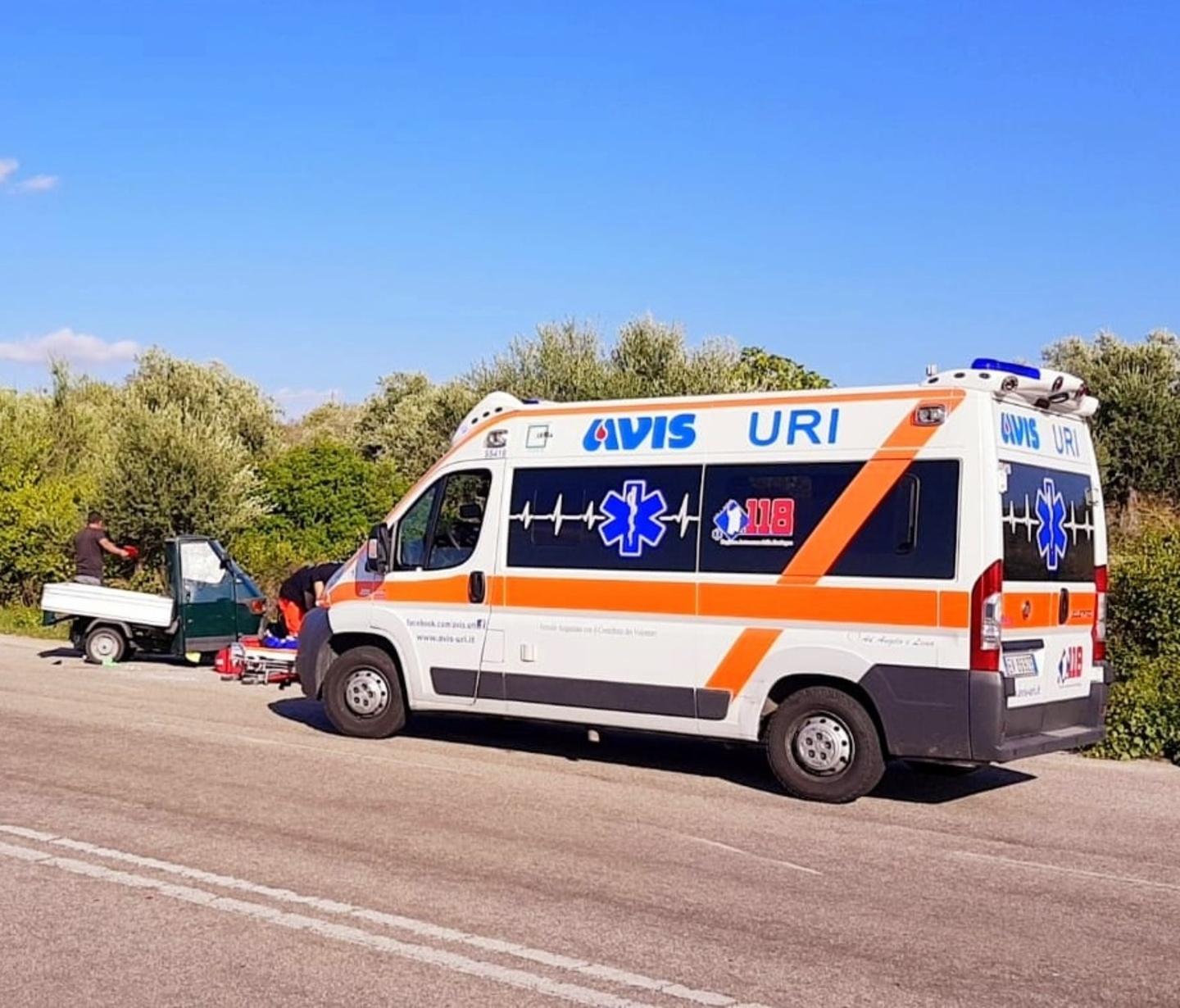 Si ribaltano con l’Ape dopo lo scontro: due anziani feriti 