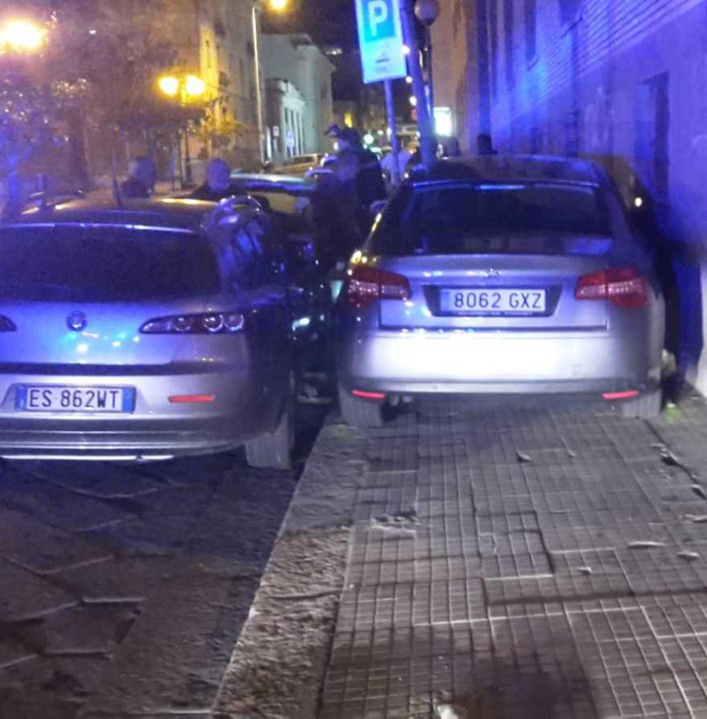 Sbanda con l’auto abbatte un palo e poi si ferma sul marciapiede