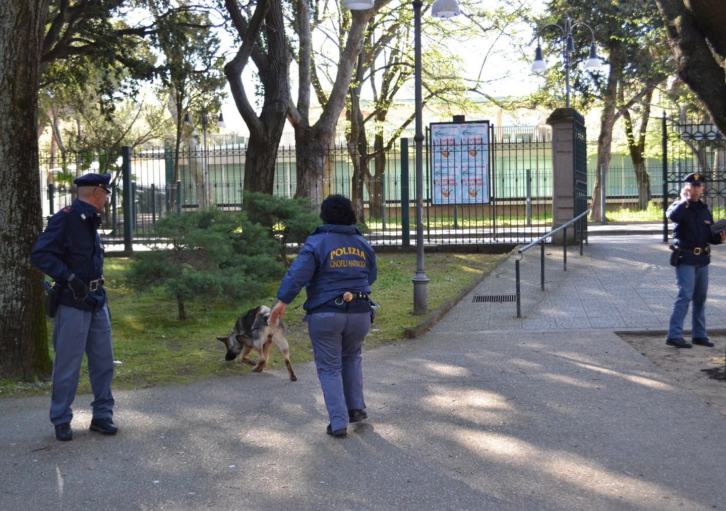 Sassari, rapinato da un giovane mentre passeggia ai giardini