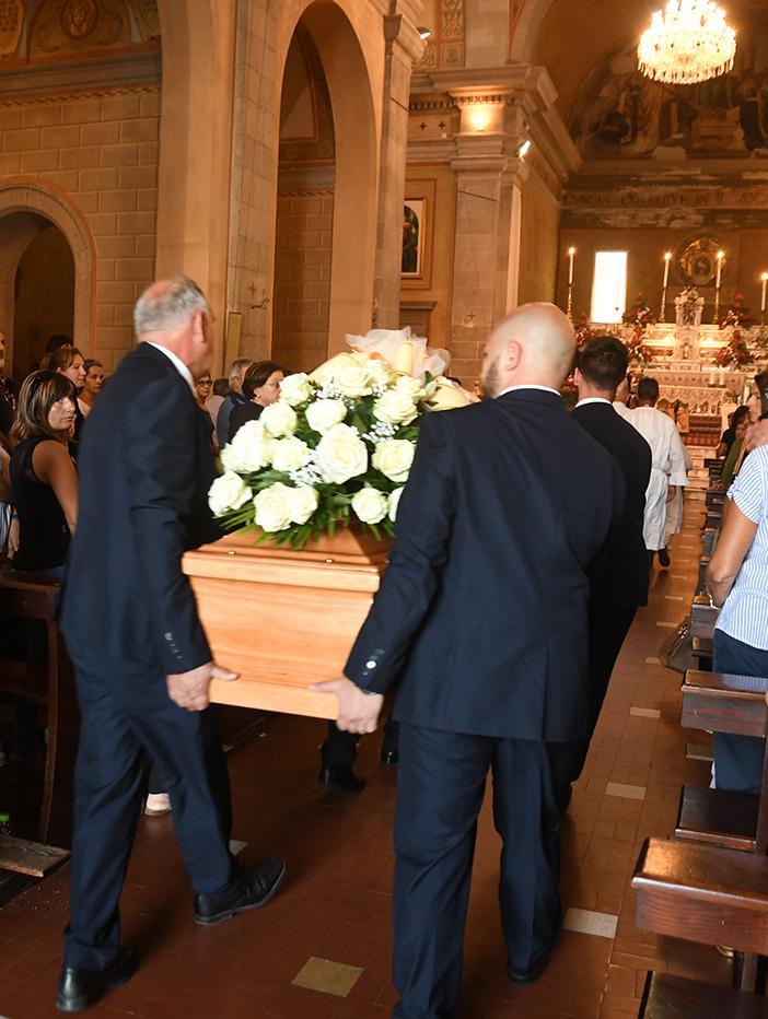 Ragazzo morto sulla 131, le lacrime al funerale 
