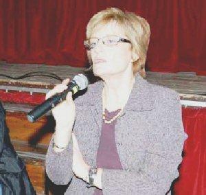 L’assessore Anna Tempestini e, a sinistra, l’elementare di via XXV Aprile dove si sistemeranno le coperture piane