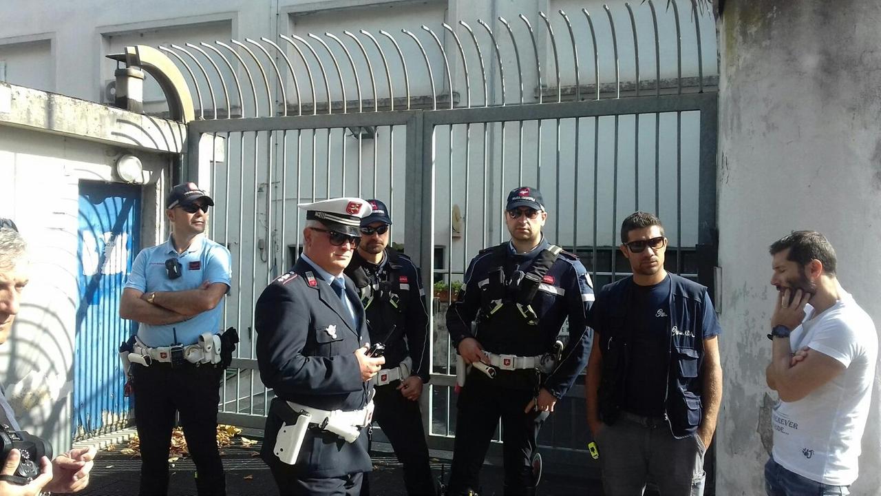 La polizia municipale in attesa prima dello sgombero