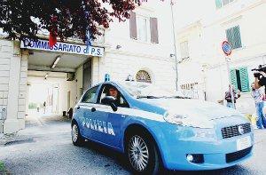 Una volante esce dal commissariato in piazza Trieste a Pontedera