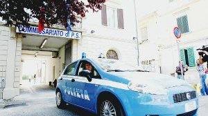 Una volante esce dal commissariato in piazza Trieste a Pontedera