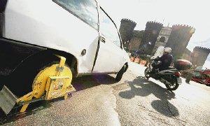 Un’auto fermata con il sistema della ganascia il “bollino rosso” arriva via raccomandata