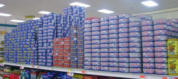 Scatolette di tonno al supermercato (archivio)