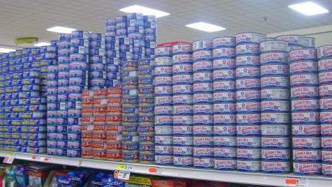 Scatolette di tonno al supermercato (archivio)