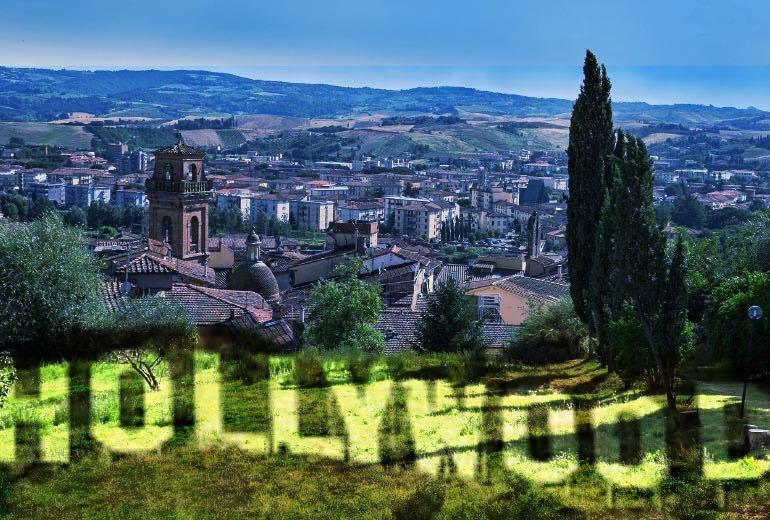 Il fotomotaggio utilizzato dal sindaco Alessio Falorni nel post