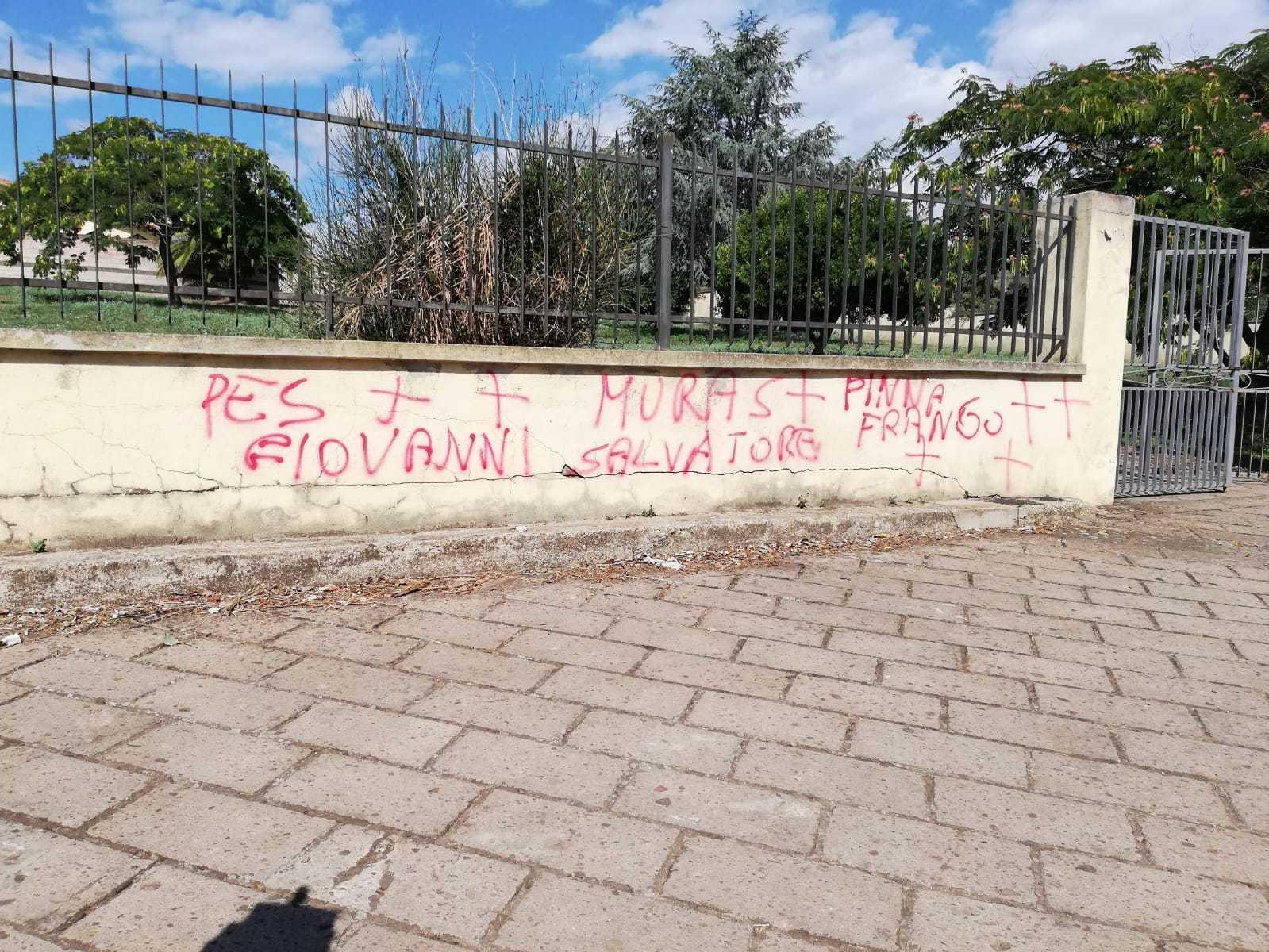 Le scritte con le minacce sul muro del cimitero di Bonarcado