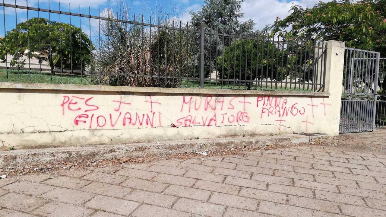 Le scritte con le minacce sul muro del cimitero di Bonarcado