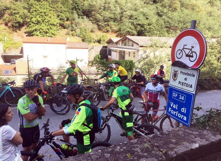 Pedalando contro l’ordinanza che vieta le bici in Valdiforfora 