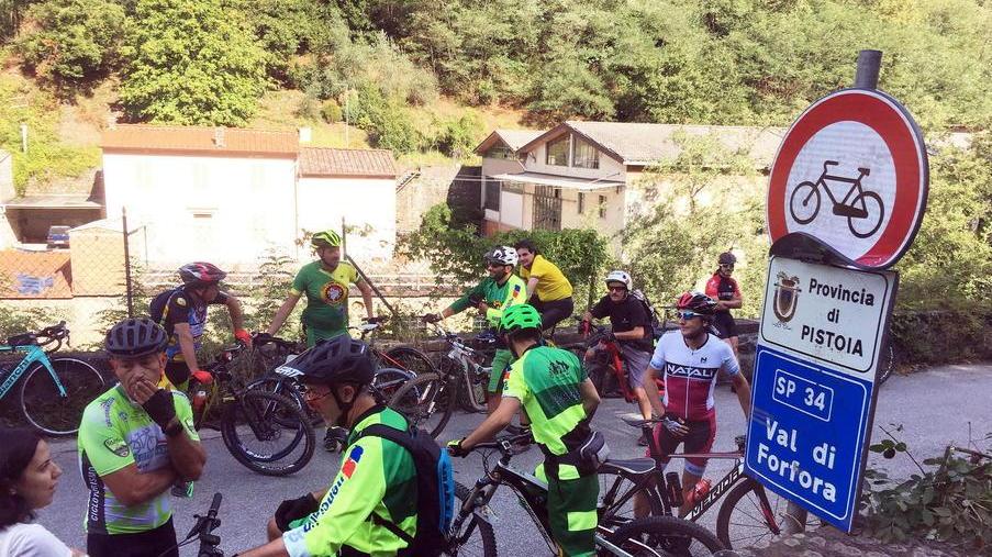 Pedalando contro l’ordinanza che vieta le bici in Valdiforfora