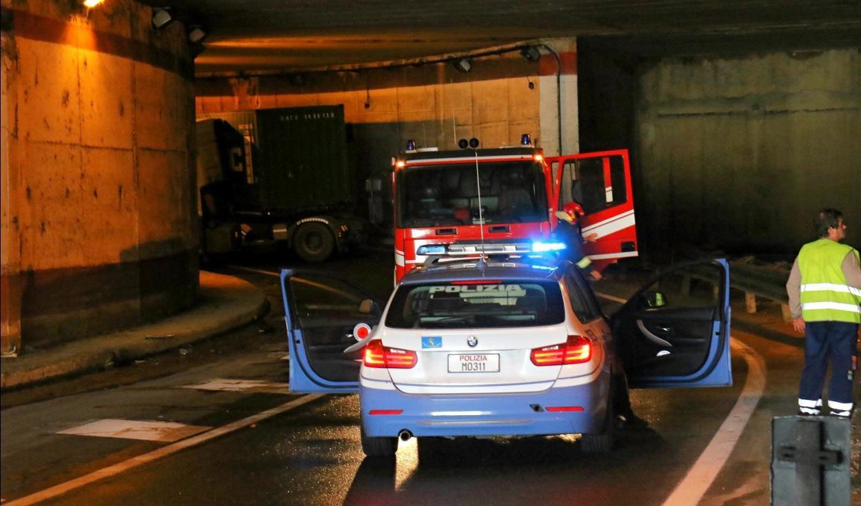 La galleria dello svincolo rimasta bloccata (Marzi Pentafoto)