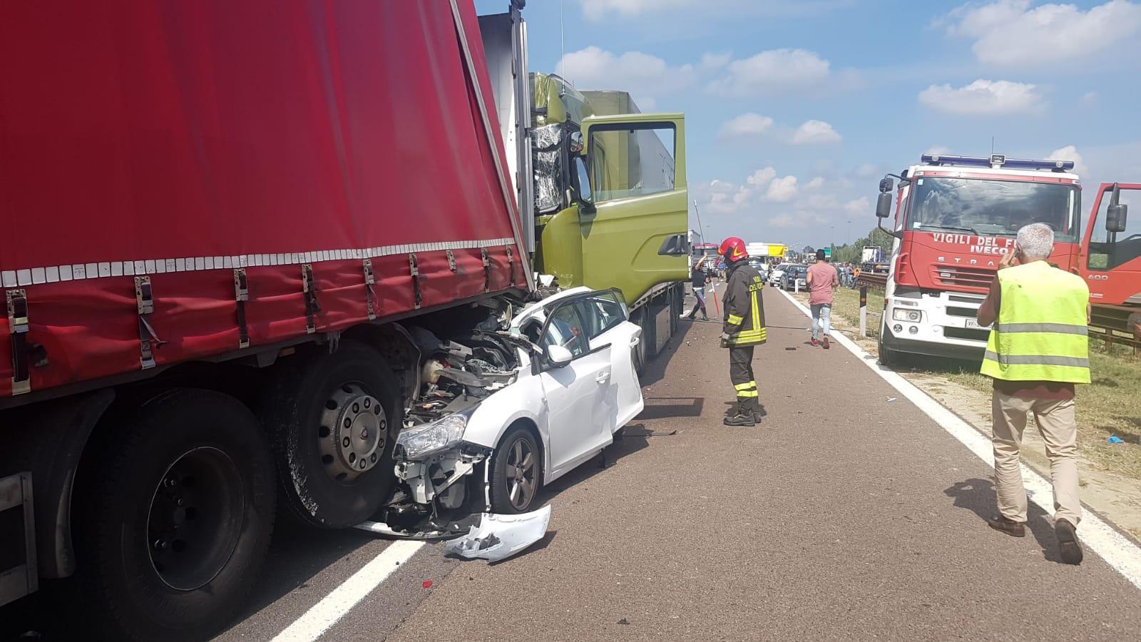Campogalliano, auto schiacciata tra due camion in A22 