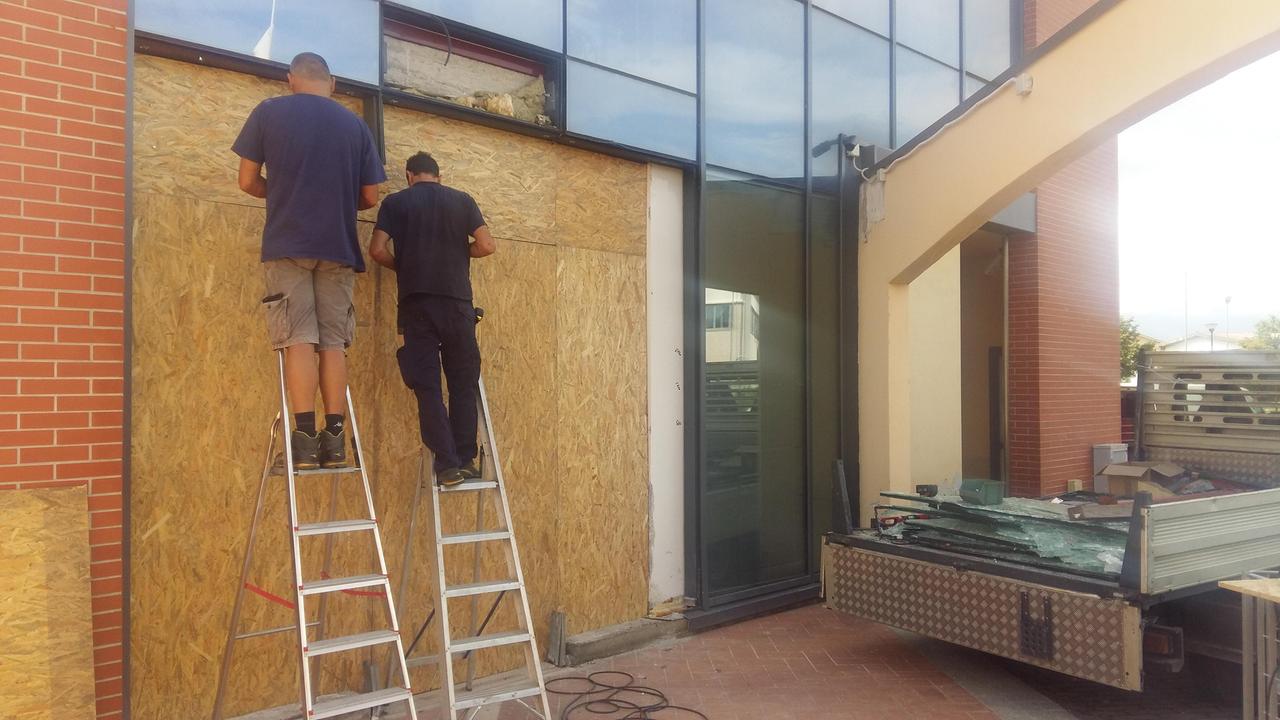La riparazione della parete della banca