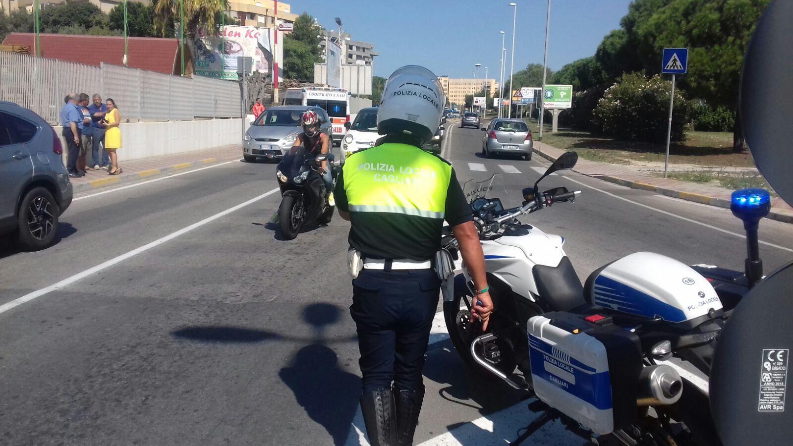 Attraversa sulle strisce pedonali: un'auto si ferma, l'altra lo investe