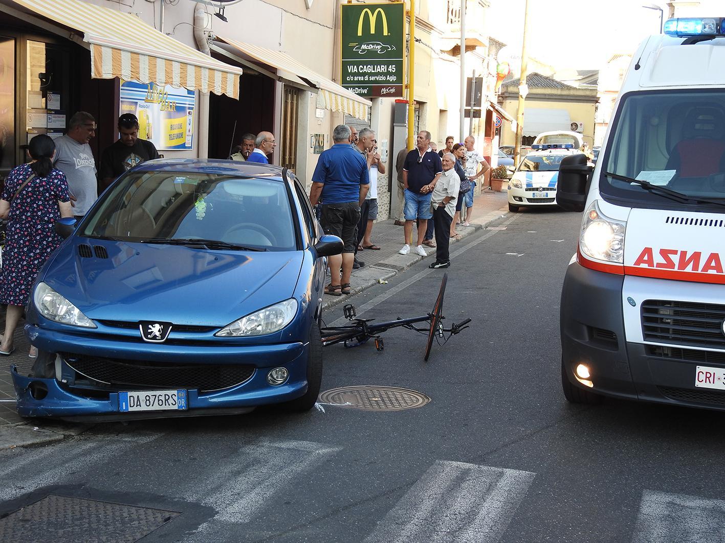 Una delle auto coinvolte nell'incidente e la bicicletta travolta
