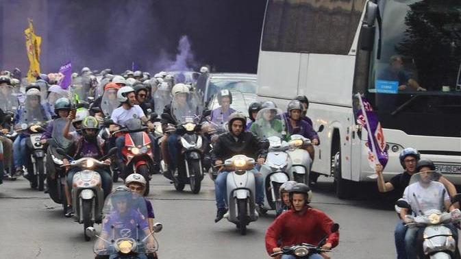 Mille motorini di scorta al pullman dei viola