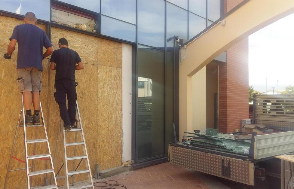Sventrano muro della banca e portano via il bancomat 