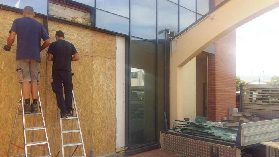 Sventrano muro della banca e portano via il bancomat