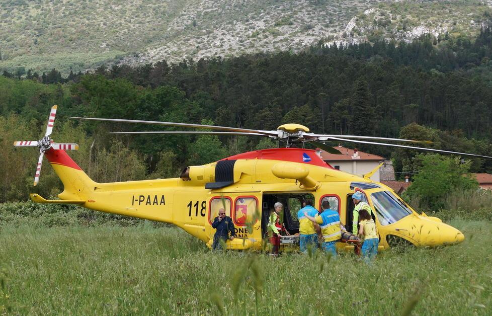 Auto si ribalta in autostrada Maxi tamponamento: 7 feriti 