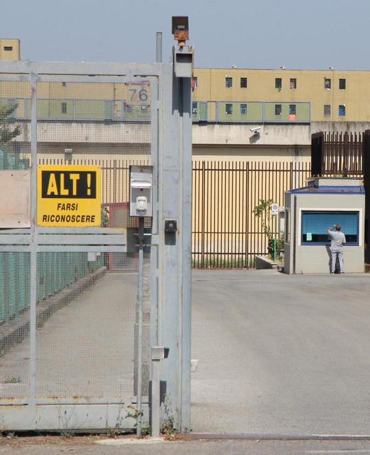 Gli viene negata la messa detenuto ferisce quattro agenti 