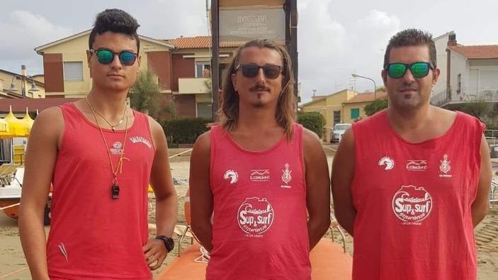 Mare grosso e corrente forte, bagnini salvano tre persone