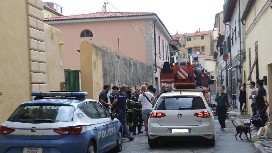 Fiamme nella casa sfitta usata come rifugio abusivo