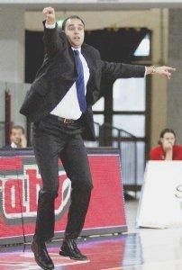 <strong>LAVORI IN CORSO </strong>Paolo Moretti coach di una Carmatic che sta lavorando in silenzio in attesa che il budget dell’anno prossimo venga definito e anche che i prezzi dei giocatori scendano «dai livelli improponibili» (come li definisce Moretti) di adesso