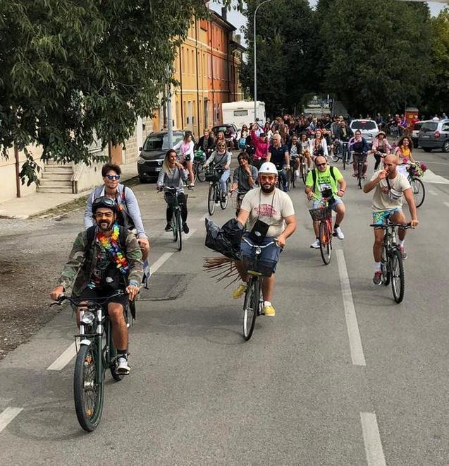 In oltre 150 si divertono alla pedalata goliardica 