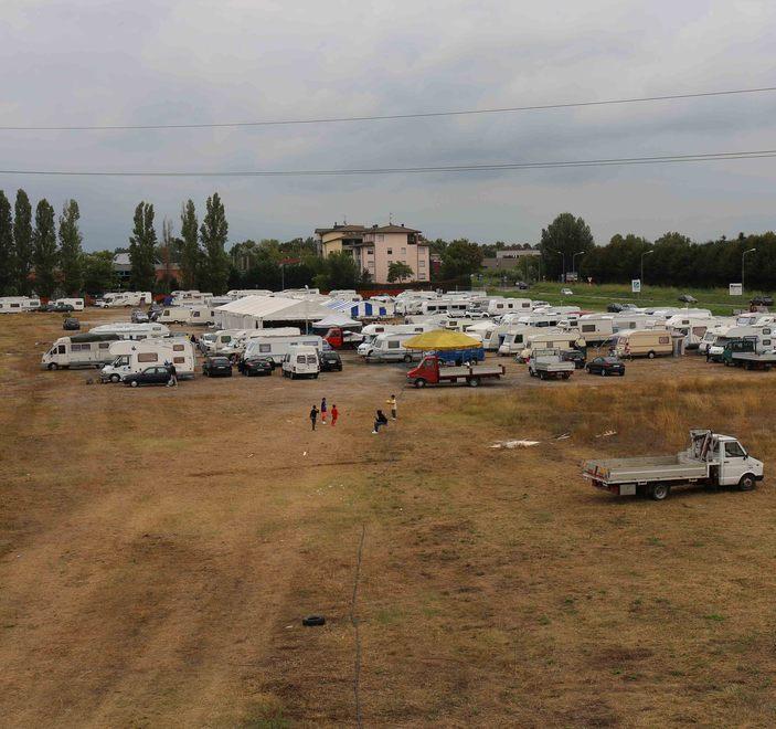 I nomadi di fede evangelica si riuniscono in preghiera 