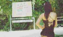 <strong>DAVANTI AL CAMPING.</strong> Una prostituta di fronte al campeggio Paradiso