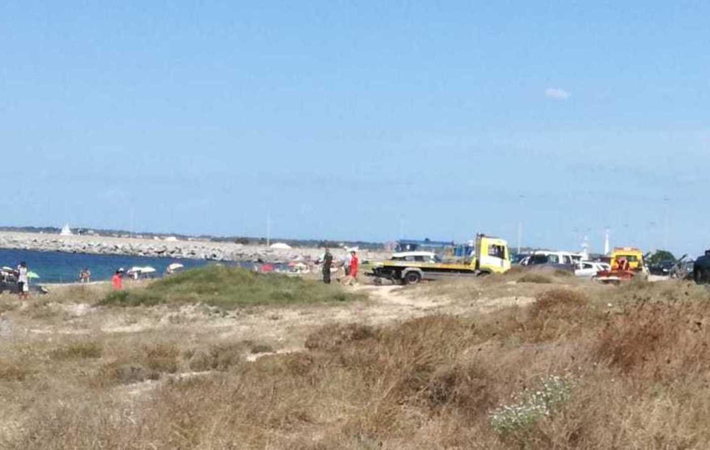 In spiaggia con l’auto, si insabbia e viene multato