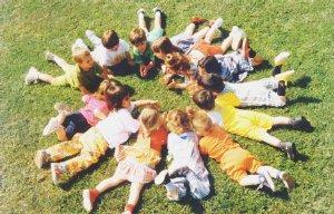 Bambini nel giardino di un asilo