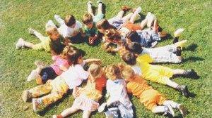 Bambini nel giardino di un asilo