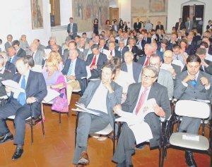 Industriali e autorità ascoltano la relazione del presidente Oriana alla assemblea della Associazione