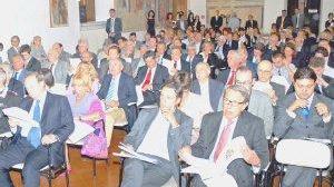 Industriali e autorità ascoltano la relazione del presidente Oriana alla assemblea della Associazione