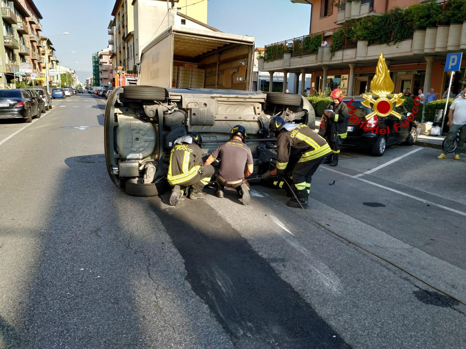 I vigili del fuoco al lavoro sull'auto ribaltata