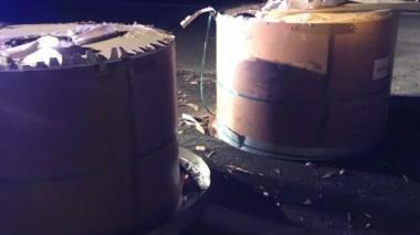 Il camion che ha perduto il carico (foto Vigili del fuoco)